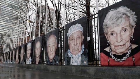 Im Jahr 2018 hat Luigi Toscano seine großformatigen Fotografien von Holocaust-Überlebenden vor dem Sitz der UN in New York ausgestellt. (Foto: picture-alliance / Reportdienste, picture alliance/AP Photo | Kathy Willens) Im Jahr 2018 hat Luigi Toscano seine großformatigen Fotografien von Holocaust-Überlebenden vor dem Sitz der UN in New York ausgestellt.