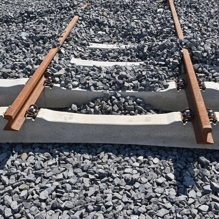 Eine unfertige Schiene auf einer Bahnbaustelle