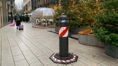 Wenn jemand mit einem Auto gegen den mobilen Poller fährt, fällt er um und hebelt mit dem unteren Teil das Fahrzeug hoch. (Foto: Pressestelle, Stadt Stuttgart) Wenn jemand mit einem Auto gegen den mobilen Poller fährt, fällt er um und hebelt mit dem unteren Teil das Fahrzeug hoch.