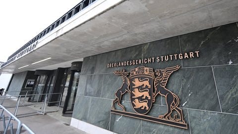 In einem Gerichtssaal für Hochsicherheitsverfahren in Stuttgart-Stammheim wird gegen den 29-jährigen Angeklagten verhandelt. Er soll bei den Ausschreitungen im Herbst als erster Gegenstände auf Einsatzkräfte geworfen haben.