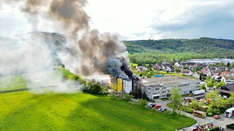 Dichter Rauch steigt von einer Lagerhalle in Schorndorf-Miedelsbach auf.  (Foto: 7aktuell.de | Kevin Lermer)