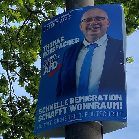 Dieses Wahlplakat des AfD-Politikers Thomas Rosspacher vor der Kommunalwahl in Stuttgart brachte ihm nun Anzeigen ein.