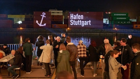 Besuchende der Langen Nacht der Museen stehen vor einer Lichtinstallatio am Stuttgarter Hafen. (Foto: Stuttgartmagazin LIFT/PV Projekt Verlag GmbH) Besuchende der Langen Nacht der Museen stehen vor einer Lichtinstallatio am Stuttgarter Hafen.
