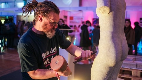 Ein Steinmetz bearbeitet eine Skulptur. (Foto: DOGMA) Ein Steinmetz bearbeitet eine Skulptur.