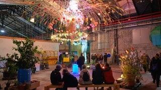 Skurille, bunt leuchtende Lichter hängen von der Decke im Kunstverein Wagenhallen