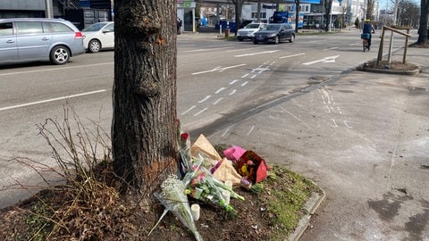 Blumen liegen an der Unfallstelle in Ludwigsburg. (Foto: SWR, Jakob Kuckenburg) Blumen liegen an der Unfallstelle in Ludwigsburg.