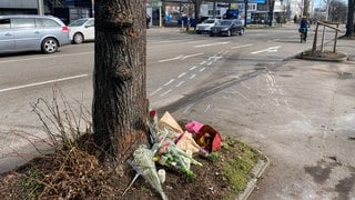 Blumen liegen an der Unfallstelle in Ludwigsburg.
