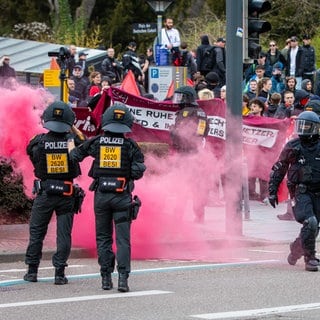 Abseits eines bundesweiten Protests unter dem Motto "Gemeinsam für Deutschland"- wird Pyrotechnik abgebrannt.