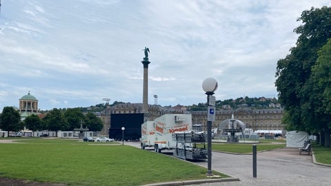 Der Aufbau für das Public Viewing zum DFB-Pokalfinale des VfB Stuttgart auf dem Schlossplatz läuft. (Foto: SWR, Nele Kessler) Der Aufbau für das Public Viewing zum DFB-Pokalfinale des VfB Stuttgart auf dem Schlossplatz läuft.
