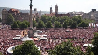 Der VfB Stuttgart steht im DFB-Pokalfinale. Dazu gibt es auf dem Schlossplatz Stuttgart ein Public Viewing, wie zur Meisterschaft 2007. (Archivbild)