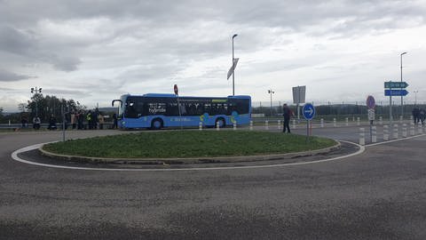 Französischer Bus in einem Verkehrskreisel 