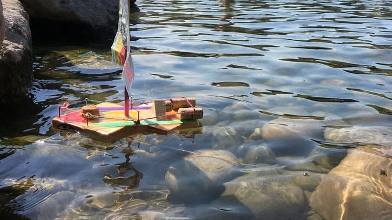 ein selbstgebautes Boot auf dem Wasser 