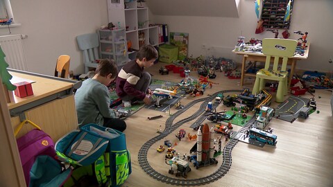 Die Zwillinge Erik und Luis spielen mit ihrer Lego-Eisenbahn. (Foto: SWR, Lennart Schweizer)