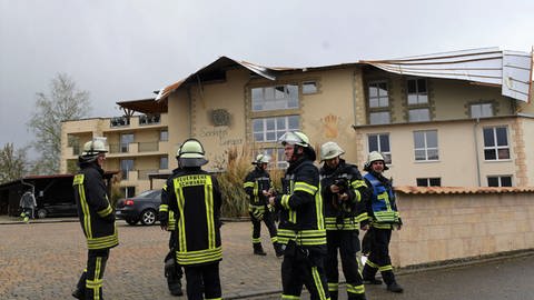 Windböe hat Hoteldach abgerissen (Foto: kamera24)
