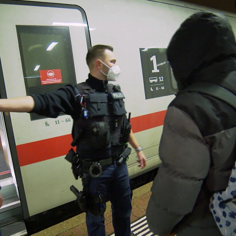 Am Bahnhof kontrolliert die Bundespolizei. 
