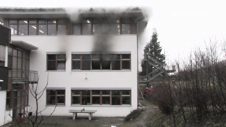 Haus bei dem aus den Fenstern Rauch austritt  (Foto: SWR)