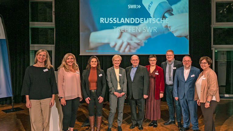 Teilnehmer und Teilnehmerinnen der Veranstaltung "Deutsche aus Russland treffen SWR" im Studio Freiburg