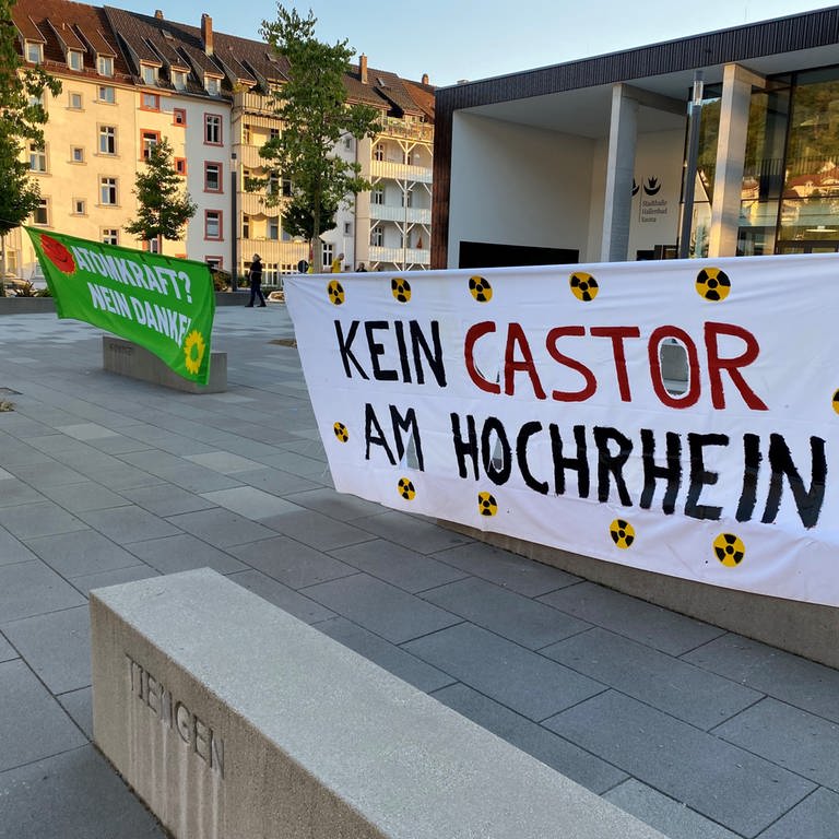 Vor der Stadthalle in Waldshut haben Demonstrierende Transparente angebracht. Auf einem steht "Kein Cator am Hochrhein". (Foto: SWR, Matthias Zeller)
