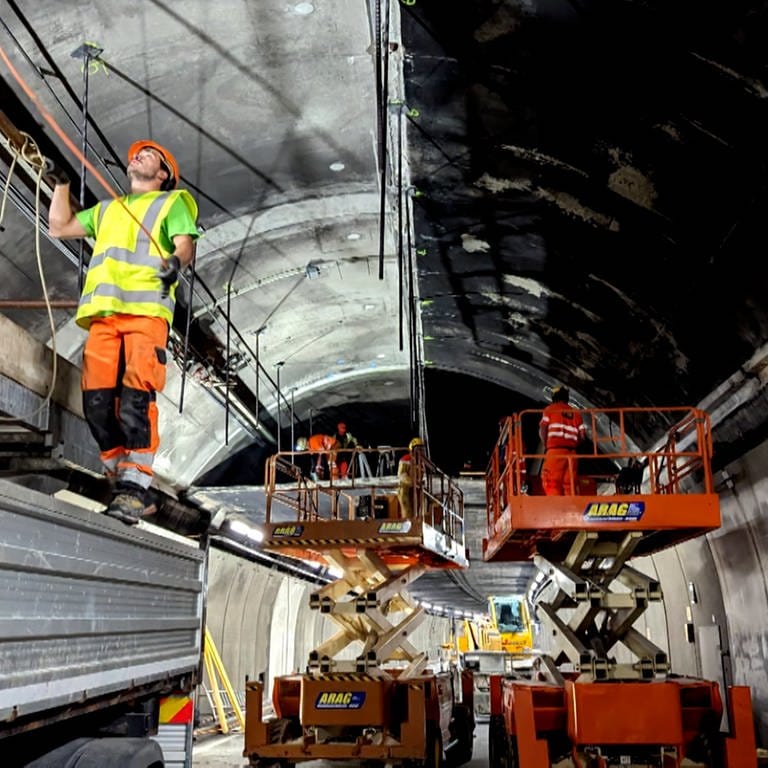 Der Gotthard-Straßentunnel war fünf Tage lang gesperrt. Grund war ein Riss in der Tunneldecke.