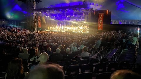 Tausende Musikbegeisterte strömen jedes Jahr in das Zirkuszelt, um dort die Konzerte mitzuerleben. (Foto: SWR, Sebastian Bargon)