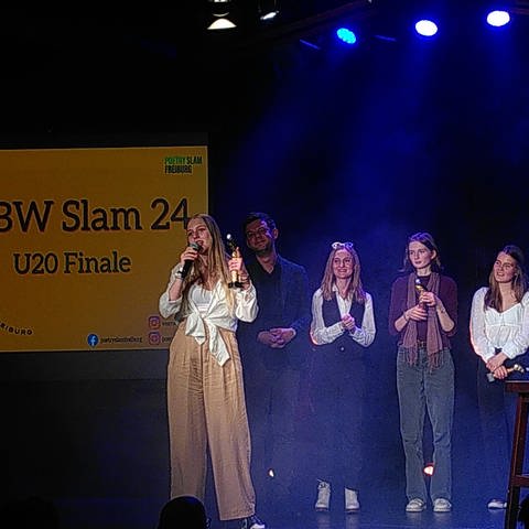 Bild von Siegerin Florentina Romina bei der Siegerehrung des U20-Finale der BW-Meisterschaften im Poetry Slam (Foto: SWR)