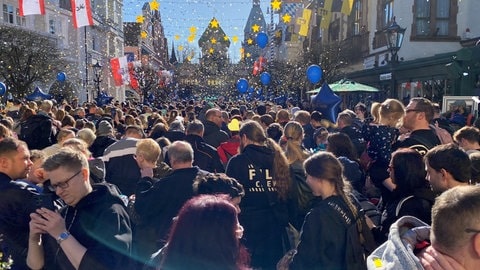 Viele Menschen kurz nach dem Eingang zum Park - Zur Saisoneröffnung am Samstag im Europa-Park herrschte dichtes Gedränge.