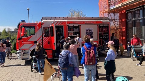 Besucherinnen und Besucher inspizieren beim Tag der offenen Tür bei der Berufsfeuerwehr Freiburg ein Einsatzfahrzeug. (Foto: SWR, Peter Steffe) Besucherinnen und Besucher inspizieren beim Tag der offenen Tür bei der Berufsfeuerwehr Freiburg ein Einsatzfahrzeug.