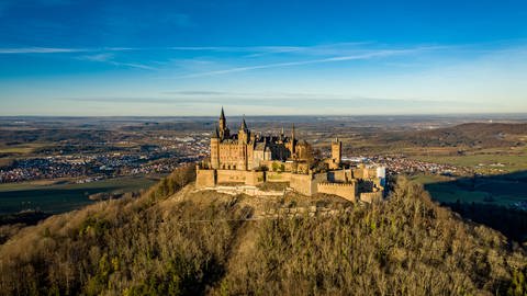 Die Burg Hohenzollern im Sonnenlicht von oben. (Foto: SWR, Jörg Heinkel)