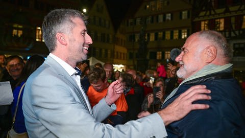 Boris Palmer und Rezzo Schlauch auf dem Marktplatz in Tübingen (Foto: dpa Bildfunk, picture alliance/dpa/Deutsche Presse-Agentur GmbH | Bernd Weißbrod)