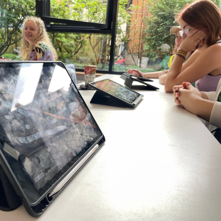 Digitalpakt mit der Gemeinschaftsschule West in Tübingen. Schüler mit Tabletcomputer. (Foto: SWR, Harry Röhrle)
