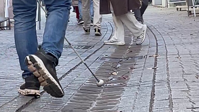 Ein Blindenleitsystem gibt es in der Tübinger Altstadt nicht. Die Stadt empfiehlt blinden Menschen, die Regenrinne als Führlinie zu nutzen. 