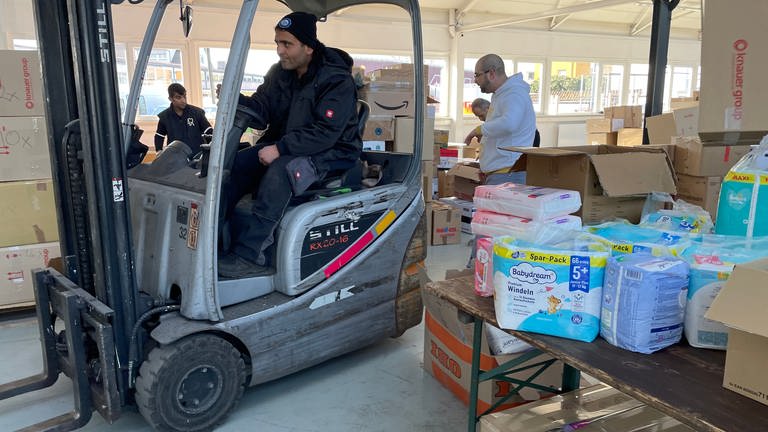 In einem Autohaus in Reutlingen werden Hilfsgüter für die Erdbeben-Opfer in der Türkei gesammelt