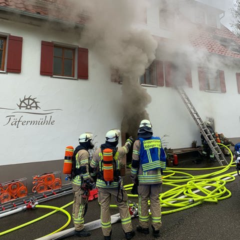 Am Dienstag hat die Täfermühle in Aldingen-Neuhaus im Kreis Tuttlingen gebrannt. Eine Frau wurde mit einer schweren Rauchvergiftung in ein Krankenhaus geflogen - sie verstarb am Mittwoch. (Foto: Feuerwehr Aldingen)