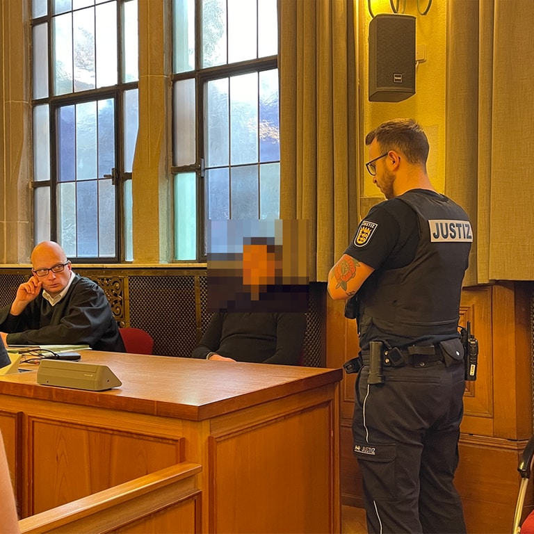 Angeklagter im Gerichtssaal im Landgericht Tübingen wegen Tötung einer jungen Mutter