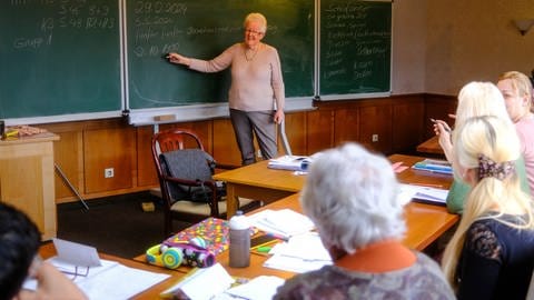Geflüchtete bekommen in einem Seminarraum im Refugio Hechingen Deutschunterricht.