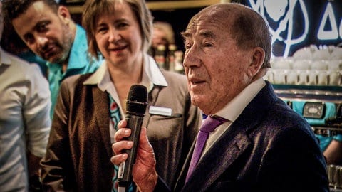 Einer der seltenen öffentlichen Auftritte von Erwin Müller. Der Milliardär zeigt sich bei der Eröffnung eines Hotels direkt am Münster.  (Foto: SWR)