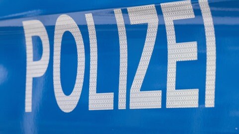 Symbolbild zur Polizei-Mitteilung "Bellender Hund verhindert Schlimmeres". Ein Hund hat am Sonntag in Nersingen (Kreis Neu-Ulm) einer dementen 83-Jährigen möglicherweise das Leben gerettet. (Foto: dpa Bildfunk, Sujetfoto Boris Roessler)