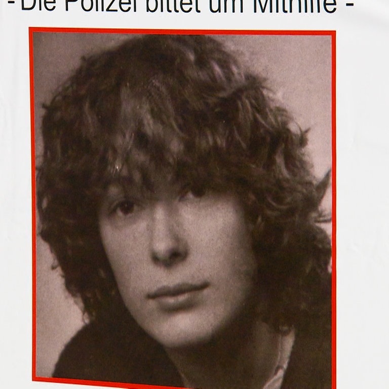 Ein Plakat zeigt ein Passfoto der jungen Frau. Vor 40 Jahren wurde Sabine Rahn aus Heidenheim ermordet. Jetzt geht die Polizei einer neuen Spur nach. DNA vom Tatort ermöglich Hinweise auf den Täter. (Foto: SWR)