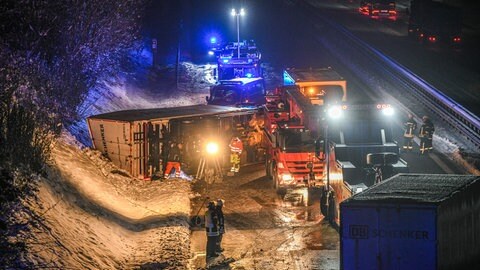 Ein Lkw liegt quer auf der Autobahn A7 zwischen Heidenheim und Brenztalbrücke. (Foto: dpa Bildfunk, picture alliance/dpa | Jason Tschepljakow)