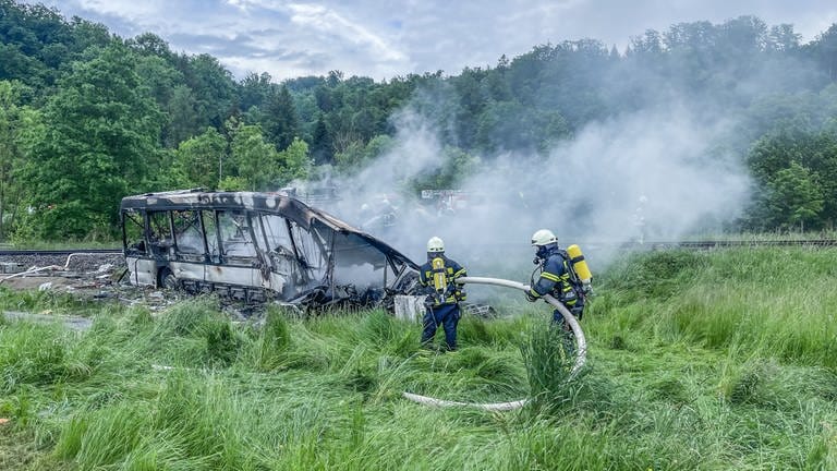 Bei einem Zugunglück in Blaustein sind am Dienstagmorgen mehrere Menschen verletzt worden. Der beteiligte Bus brannte komplett aus. (Foto: dpa Bildfunk, picture alliance/dpa/OMW Images / Dennis Straub)