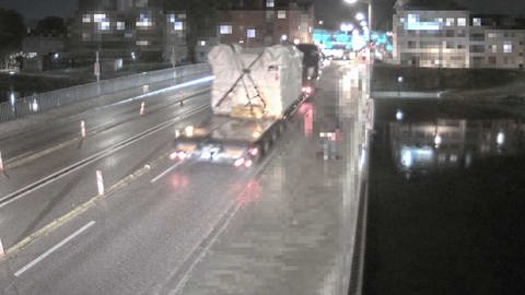 Ein Bild aus einer Überwachungskamera zeigt Lastwagen auf eine Brücke bei Nacht