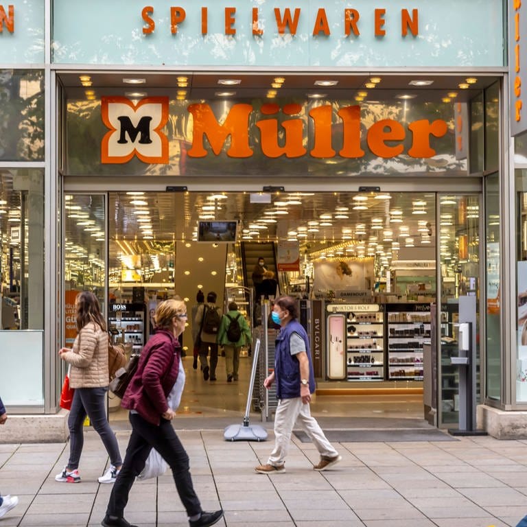 Filiale der Drogeriemarkt-Kette Müller in Ulm: Firmeninhaber Erwin Müller feiert seinen 90. Geburtstag