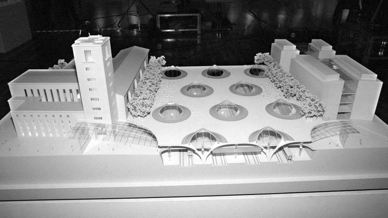 Der Blick auf das Modell des neuen Stuttgarter Hauptbahnhofs, das am 4. November 1997 vorgestellt wurde. (Archiv)