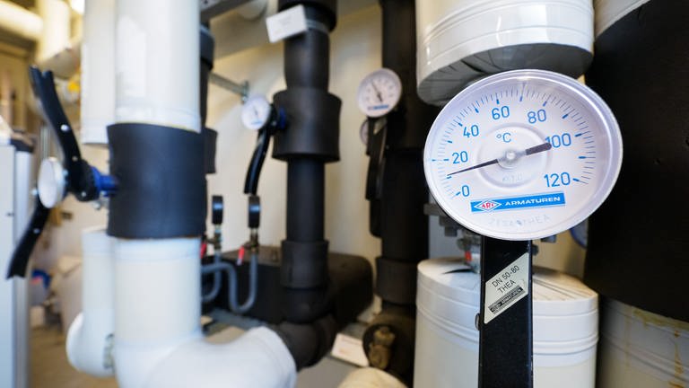 Temperaturmessung an einer Geothermie-Anlage - das Energietechnik-Unternehmen Weishaupt in Schwendi hat auch wegen des Zuwachses im Bereich Wärmepumpen einen Rekordumsatz erzielt.