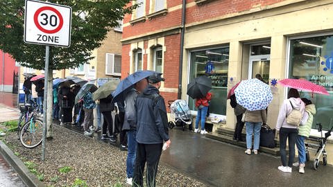Menschen stehen Schlange vor Tafelladen: Nach der Sommerpause hat die Aalener Tafel seit Montag wieder geöffnet