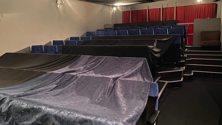 Noch liegen große Stoffdecken ausgebreitet über den Sesselreihen im Zuschauerraum des Theaters Neu-Ulm. Doch bald geht es hier in die neue Spielzeit. 