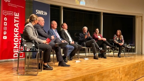 Die fünf Kandidierenden zur Ulmer Ob-Wahl stellen sich den Fragen des Publikums. (Foto: SWR) Die fünf Kandidierenden zur Ulmer Ob-Wahl stellen sich den Fragen des Publikums.