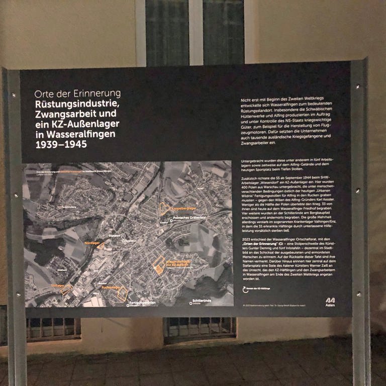 Gedenktafel vor dem Wasseralfinger Rathaus: Zum Gedenken der Opfer des KZ-Außenlager "Wiesendorf" in Aalen-Wasseralfingen im Ostalbkreis. 