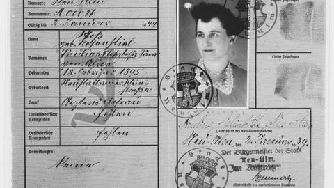 Der Pass der Neu-Ulmer Jüdin Pauline Stoß-Wallersteiner, genannt Alice. Die Ehe mit Mediziner Dr. Ludwig Stoß schützte sie vor Deportation und Ermordung, nicht jedoch vor Hetze und gesellschaftlicher Ausgrenzung. In ihrem Pass steht der stigmatisierende Namenszusatz "Sarah" und die Kennzeichnung "J".