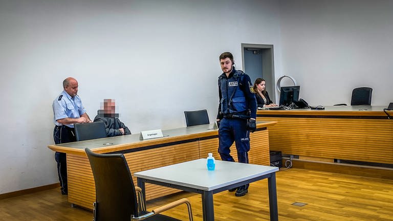 Der 43-Jährige Betrüger hatte sich als falscher Polizist ausgegeben und mehrere, vor allem ältere Menschen, um insgesamt über 100.000 Euro betrogen. Der Vorsitzende Richter des Landgerichts Ulm verurteilte ihn zu einer Gefängnisstrafe von sechs Jahren und drei Monaten.